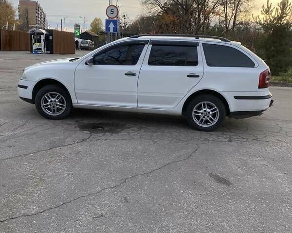 Белый Шкода Октавия, объемом двигателя 1.6 л и пробегом 261 тыс. км за 5950 $, фото 1 на Automoto.ua