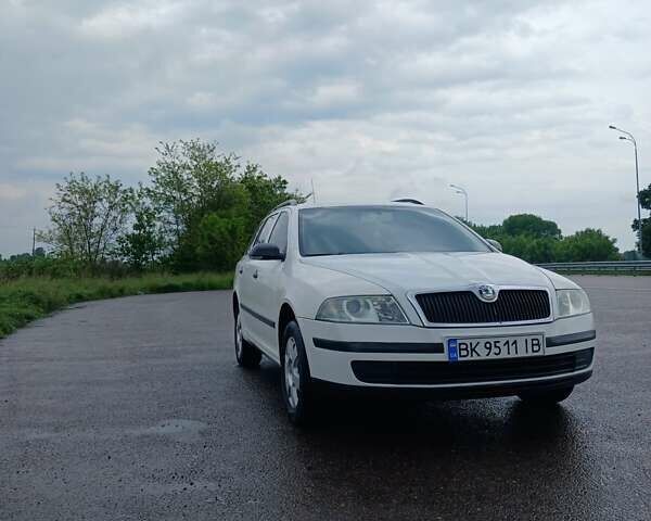 Білий Шкода Октавія, об'ємом двигуна 1.9 л та пробігом 329 тис. км за 4700 $, фото 1 на Automoto.ua