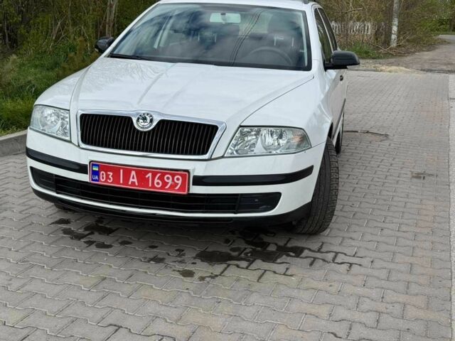 Белый Шкода Октавия, объемом двигателя 1.6 л и пробегом 150 тыс. км за 5800 $, фото 1 на Automoto.ua