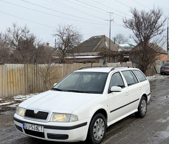 Белый Шкода Октавия, объемом двигателя 2 л и пробегом 300 тыс. км за 1900 $, фото 1 на Automoto.ua