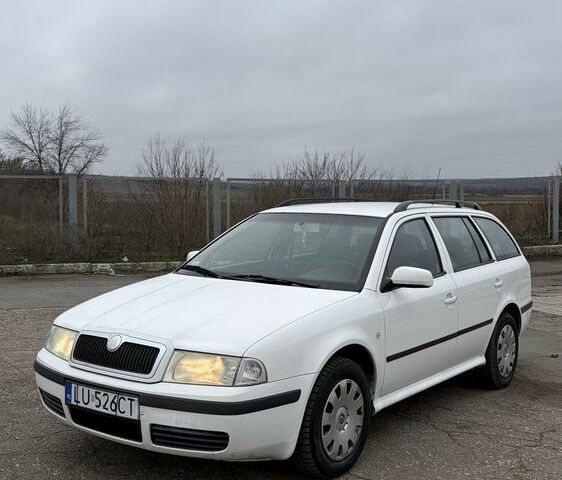 Белый Шкода Октавия, объемом двигателя 2 л и пробегом 300 тыс. км за 2150 $, фото 1 на Automoto.ua