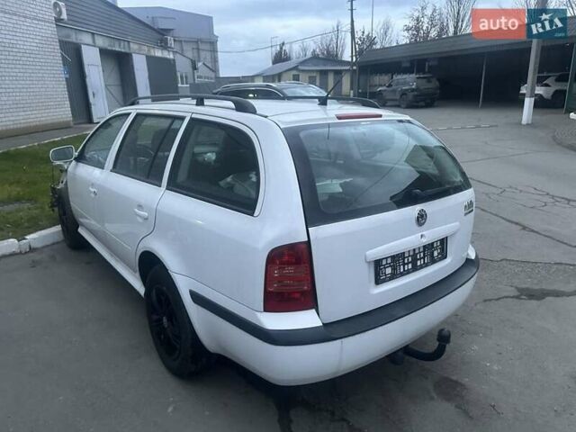 Белый Шкода Октавия, объемом двигателя 1.6 л и пробегом 220 тыс. км за 1800 $, фото 1 на Automoto.ua