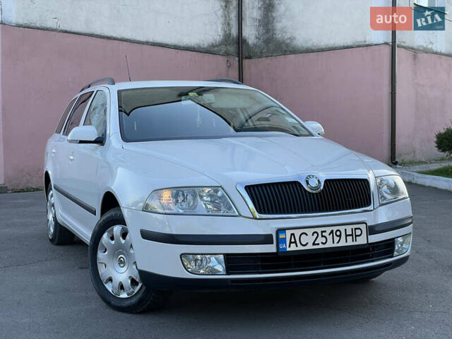 Білий Шкода Октавія, об'ємом двигуна 1.6 л та пробігом 237 тис. км за 5750 $, фото 1 на Automoto.ua