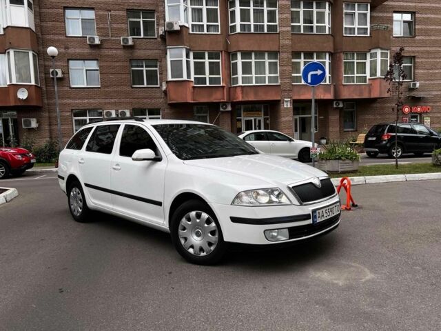 Белый Шкода Октавия, объемом двигателя 1.6 л и пробегом 303 тыс. км за 5500 $, фото 1 на Automoto.ua