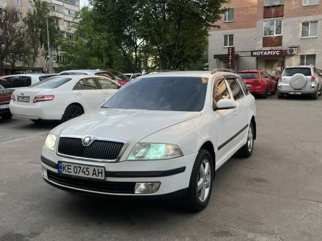 Белый Шкода Октавия, объемом двигателя 2 л и пробегом 227 тыс. км за 5300 $, фото 1 на Automoto.ua