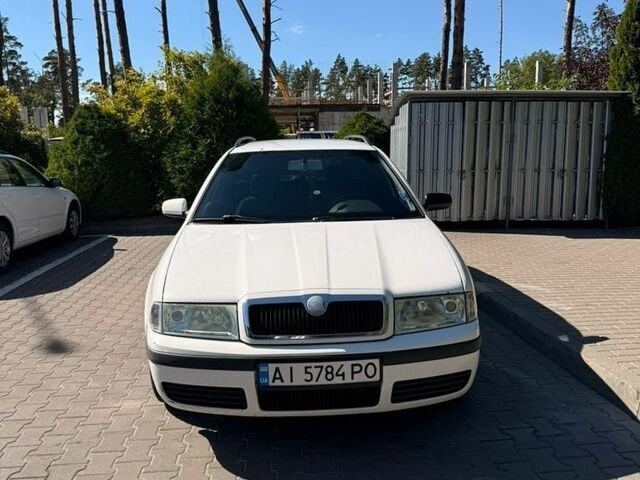 Белый Шкода Октавия, объемом двигателя 1.6 л и пробегом 270 тыс. км за 4200 $, фото 1 на Automoto.ua