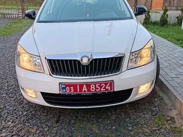 Белый Шкода Октавия, объемом двигателя 1.8 л и пробегом 217 тыс. км за 6800 $, фото 1 на Automoto.ua