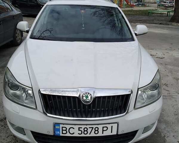 Белый Шкода Октавия, объемом двигателя 2 л и пробегом 360 тыс. км за 8000 $, фото 1 на Automoto.ua