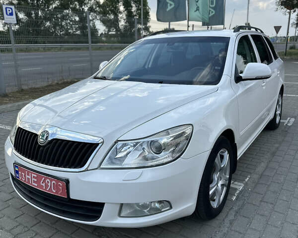 Белый Шкода Октавия, объемом двигателя 2 л и пробегом 252 тыс. км за 8899 $, фото 1 на Automoto.ua
