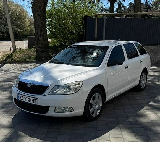 Белый Шкода Октавия, объемом двигателя 1.6 л и пробегом 350 тыс. км за 6700 $, фото 1 на Automoto.ua