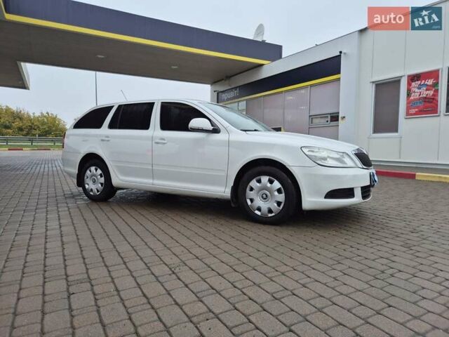 Шкода Октавия 2009 в Умани на Automoto.ua Белый Шкода Октавия, объемом двигателя 1.6 л и пробегом 252 тыс. км за 7600 $, фото 1 на Automoto.ua