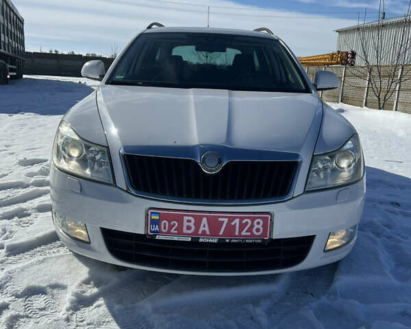 Білий Шкода Октавія, об'ємом двигуна 1.8 л та пробігом 223 тис. км за 5899 $, фото 1 на Automoto.ua