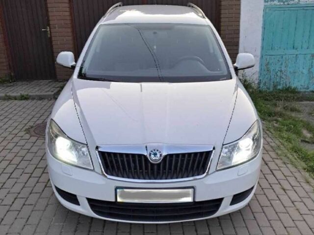 Белый Шкода Октавия, объемом двигателя 1.6 л и пробегом 149 тыс. км за 7900 $, фото 1 на Automoto.ua