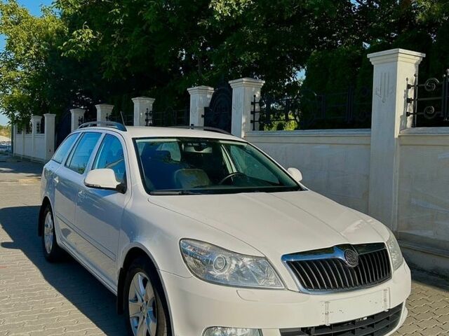 Белый Шкода Октавия, объемом двигателя 1.6 л и пробегом 239 тыс. км за 8200 $, фото 1 на Automoto.ua
