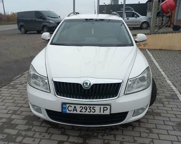 Белый Шкода Октавия, объемом двигателя 1.6 л и пробегом 360 тыс. км за 7900 $, фото 1 на Automoto.ua