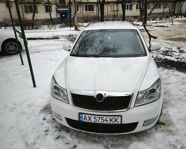Белый Шкода Октавия, объемом двигателя 1.6 л и пробегом 256 тыс. км за 8300 $, фото 1 на Automoto.ua