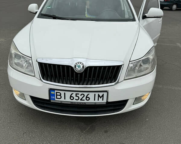 Белый Шкода Октавия, объемом двигателя 1.6 л и пробегом 230 тыс. км за 8800 $, фото 1 на Automoto.ua