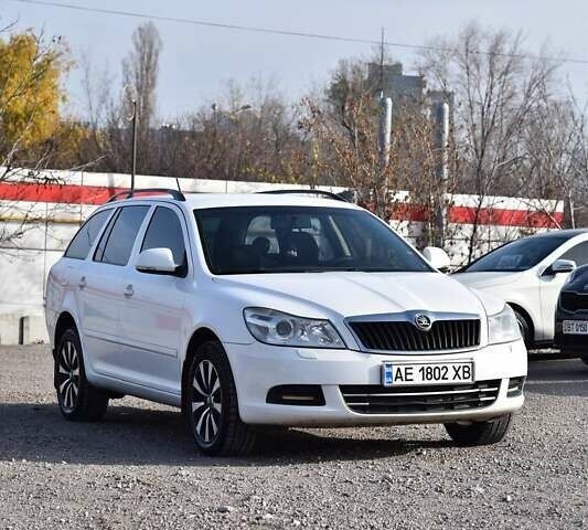 Білий Шкода Октавія, об'ємом двигуна 1.6 л та пробігом 259 тис. км за 7200 $, фото 1 на Automoto.ua