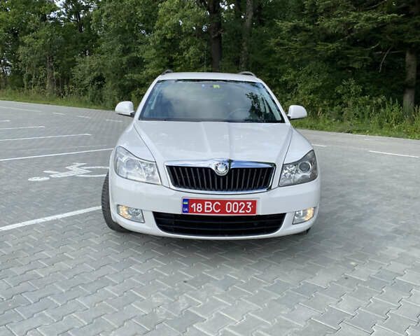 Белый Шкода Октавия, объемом двигателя 1.8 л и пробегом 204 тыс. км за 6790 $, фото 1 на Automoto.ua