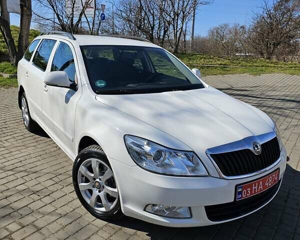 Белый Шкода Октавия, объемом двигателя 1.6 л и пробегом 169 тыс. км за 7900 $, фото 1 на Automoto.ua