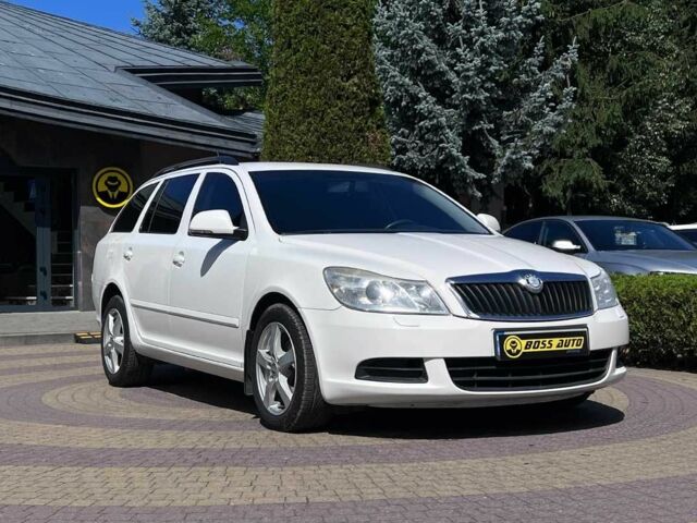 Белый Шкода Октавия, объемом двигателя 1.6 л и пробегом 250 тыс. км за 8011 $, фото 1 на Automoto.ua
