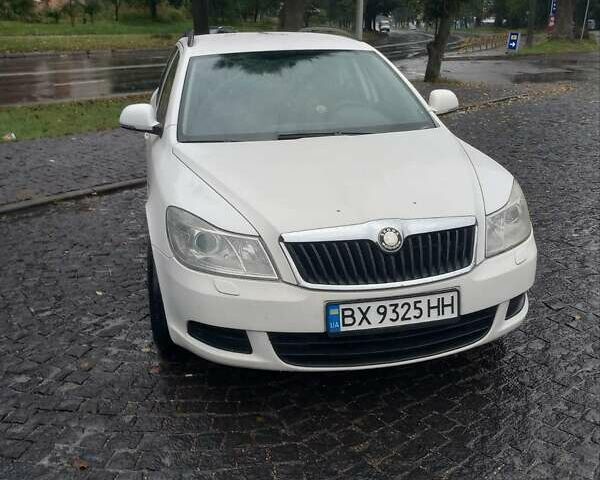 Белый Шкода Октавия, объемом двигателя 1.6 л и пробегом 367 тыс. км за 6600 $, фото 1 на Automoto.ua