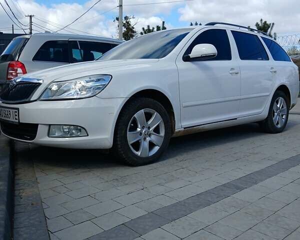 Белый Шкода Октавия, объемом двигателя 1.6 л и пробегом 260 тыс. км за 6800 $, фото 1 на Automoto.ua