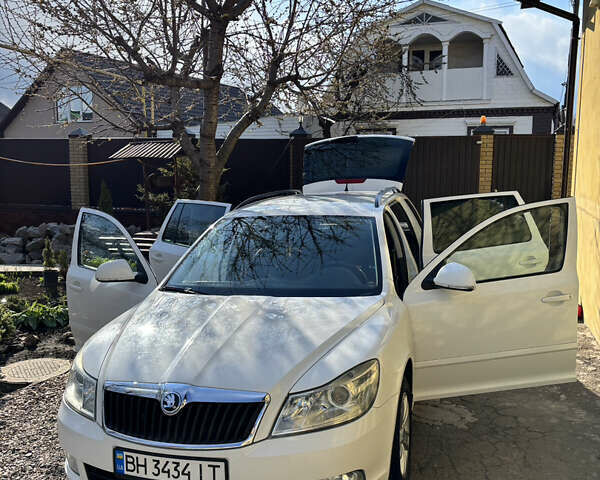 Білий Шкода Октавія, об'ємом двигуна 1.6 л та пробігом 349 тис. км за 8100 $, фото 1 на Automoto.ua
