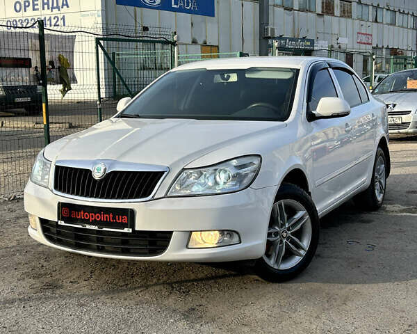 Белый Шкода Октавия, объемом двигателя 1.8 л и пробегом 233 тыс. км за 8300 $, фото 1 на Automoto.ua
