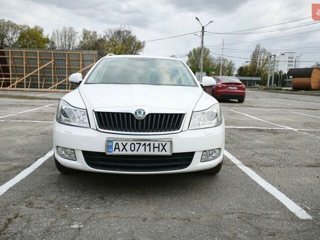 Білий Шкода Октавія, об'ємом двигуна 1.8 л та пробігом 241 тис. км за 8750 $, фото 1 на Automoto.ua