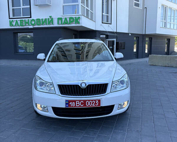 Белый Шкода Октавия, объемом двигателя 1.8 л и пробегом 203 тыс. км за 6990 $, фото 1 на Automoto.ua