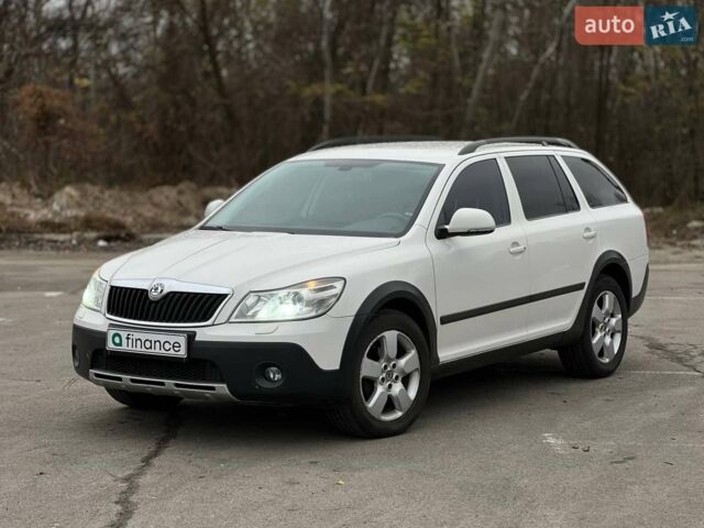Білий Шкода Октавія, об'ємом двигуна 1.8 л та пробігом 251 тис. км за 8900 $, фото 1 на Automoto.ua