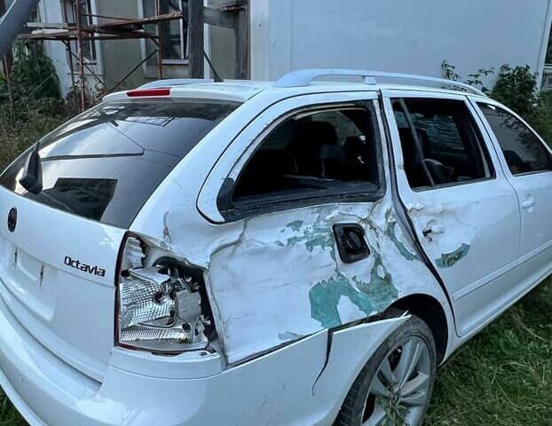 Белый Шкода Октавия, объемом двигателя 2 л и пробегом 280 тыс. км за 2500 $, фото 1 на Automoto.ua