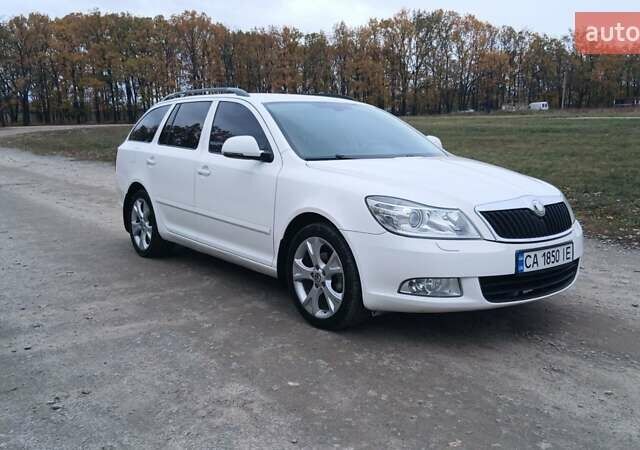 Белый Шкода Октавия, объемом двигателя 1.6 л и пробегом 258 тыс. км за 7900 $, фото 1 на Automoto.ua