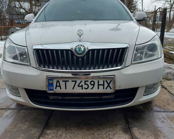 Белый Шкода Октавия, объемом двигателя 1.6 л и пробегом 238 тыс. км за 9500 $, фото 1 на Automoto.ua