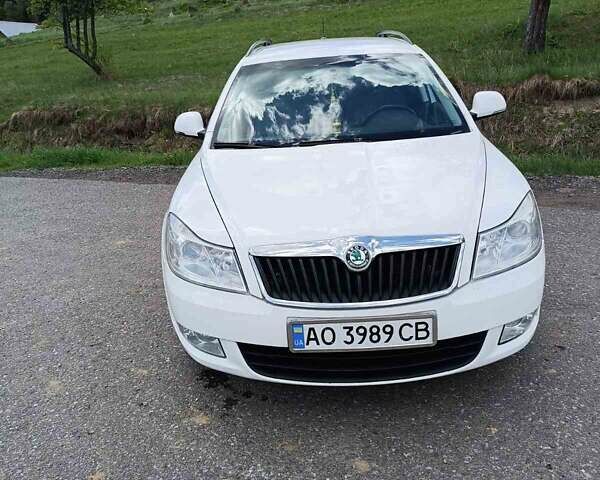 Белый Шкода Октавия, объемом двигателя 1.6 л и пробегом 325 тыс. км за 7500 $, фото 1 на Automoto.ua