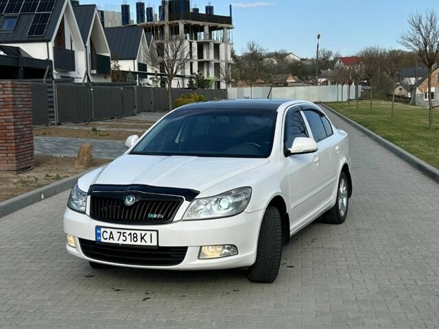 Белый Шкода Октавия, объемом двигателя 1.8 л и пробегом 174 тыс. км за 7800 $, фото 1 на Automoto.ua