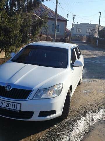 Белый Шкода Октавия, объемом двигателя 1.6 л и пробегом 267 тыс. км за 7200 $, фото 1 на Automoto.ua