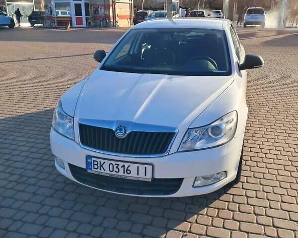 Белый Шкода Октавия, объемом двигателя 1.2 л и пробегом 154 тыс. км за 6500 $, фото 1 на Automoto.ua