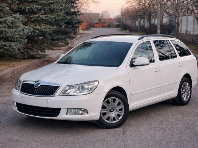 Белый Шкода Октавия, объемом двигателя 1.6 л и пробегом 163 тыс. км за 8200 $, фото 1 на Automoto.ua