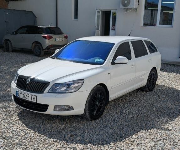 Білий Шкода Октавія, об'ємом двигуна 2 л та пробігом 237 тис. км за 9899 $, фото 1 на Automoto.ua