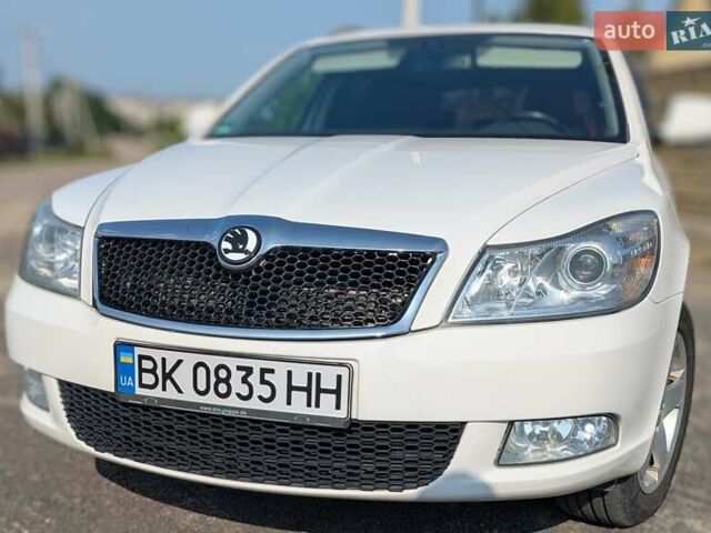 Белый Шкода Октавия, объемом двигателя 2 л и пробегом 230 тыс. км за 10550 $, фото 1 на Automoto.ua