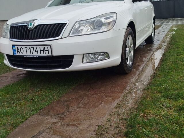 Білий Шкода Октавія, об'ємом двигуна 1.6 л та пробігом 300 тис. км за 8000 $, фото 1 на Automoto.ua