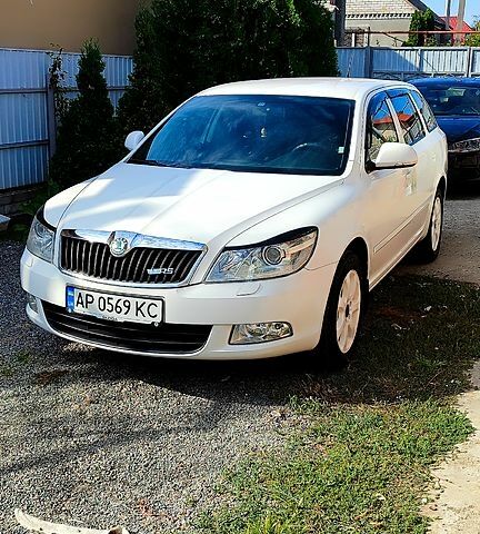 Белый Шкода Октавия, объемом двигателя 1.6 л и пробегом 204 тыс. км за 8600 $, фото 1 на Automoto.ua