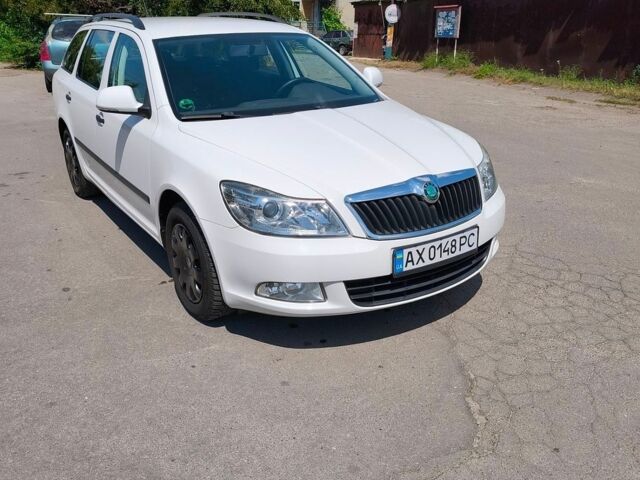 Белый Шкода Октавия, объемом двигателя 1.6 л и пробегом 220 тыс. км за 8200 $, фото 1 на Automoto.ua
