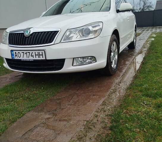Белый Шкода Октавия, объемом двигателя 1.6 л и пробегом 300 тыс. км за 8500 $, фото 1 на Automoto.ua