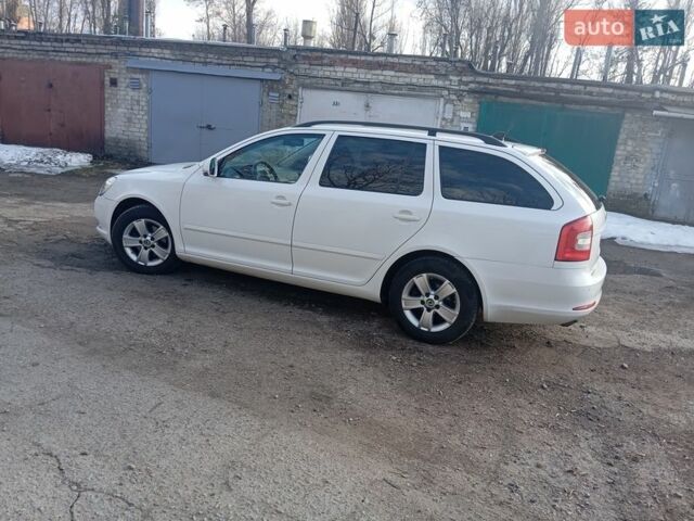 Белый Шкода Октавия, объемом двигателя 1.6 л и пробегом 222 тыс. км за 10000 $, фото 1 на Automoto.ua