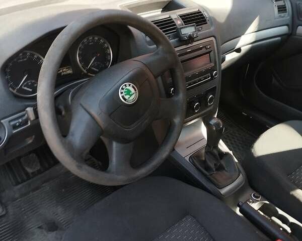 Белый Шкода Октавия, объемом двигателя 1.6 л и пробегом 170 тыс. км за 6300 $, фото 1 на Automoto.ua