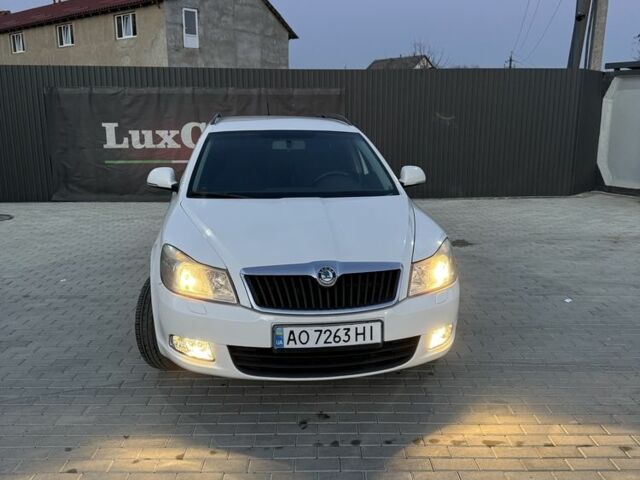 Белый Шкода Октавия, объемом двигателя 1.6 л и пробегом 228 тыс. км за 7600 $, фото 1 на Automoto.ua