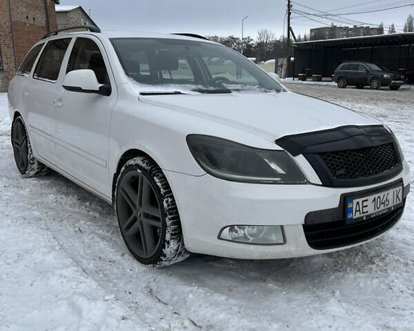 Білий Шкода Октавія, об'ємом двигуна 1.8 л та пробігом 275 тис. км за 7200 $, фото 1 на Automoto.ua